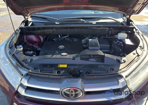 2018 Toyota Highlander Xle z USA, uszkodzony, nr VIN 5TDJZRFH9JS897166